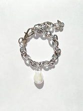 Load image into Gallery viewer, THE R BUTTERFLY PEARL BRACELET