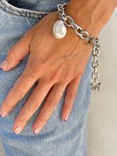 Load image into Gallery viewer, THE R BUTTERFLY PEARL BRACELET