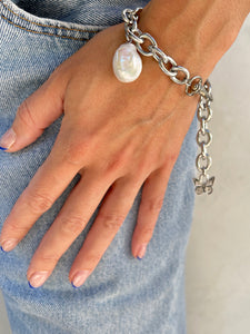 THE R BUTTERFLY PEARL BRACELET