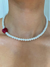Load image into Gallery viewer, PEARLY HEART CHOKER