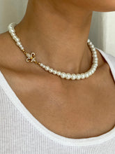 Load image into Gallery viewer, THE PEARLY FLEUR DE LIS CHOKER GOLD