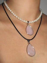 Load image into Gallery viewer, PEARL CHOKER WITH ROSE QUARTZ PENDANT
