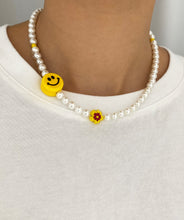 Load image into Gallery viewer, THE SMILEY BLOOM CHOKER
